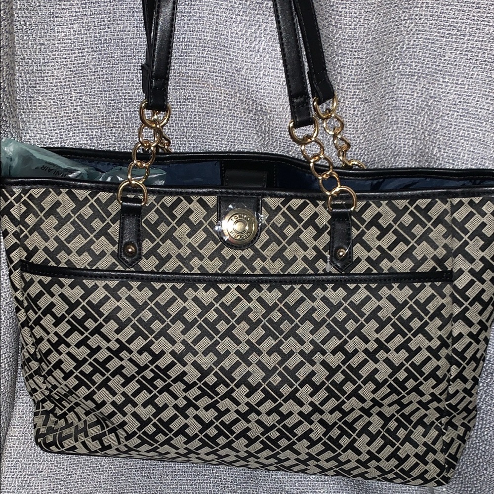 Selling a brand new Tommy Hilfiger bag ✨